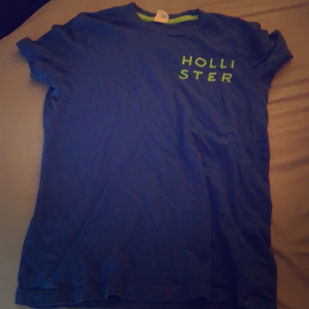 Hollister tee men’s small